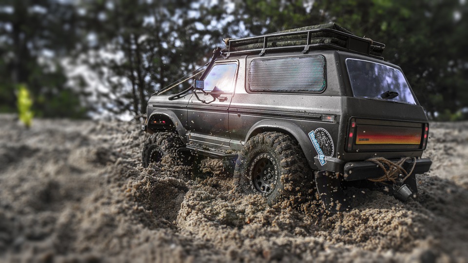 Hydrostatic remote control lawn mowers for steep hills